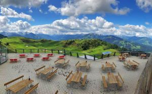 eine sonnige Terrasse mit Blick auf Kitzbüheler Alpen